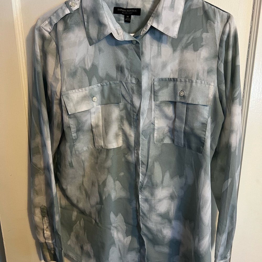 Banana Republic Women's Blue Patterned Button Down Shirt